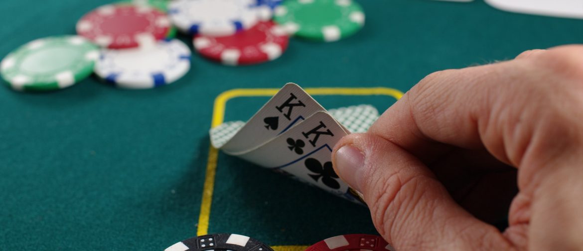 Kuinka bluffata pokerissa?