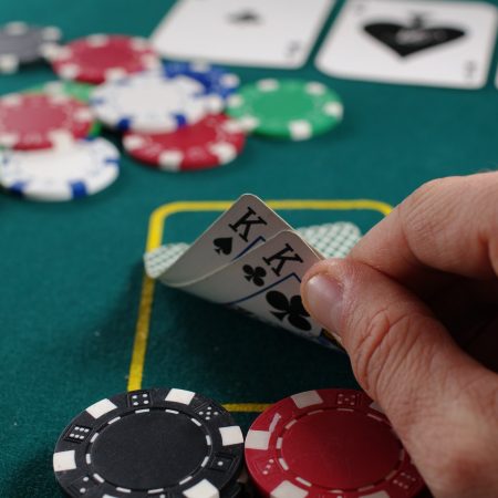 Kuinka bluffata pokerissa?