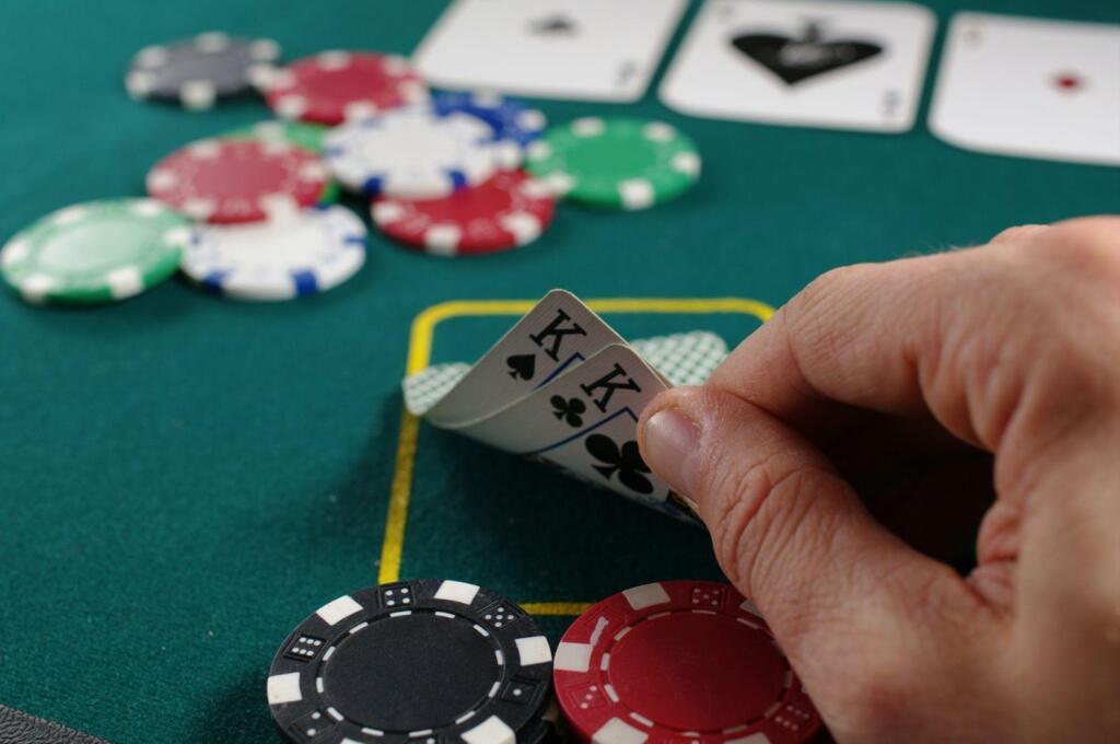 Nettikasinoiden pokerit - monipuolista pelaamista netissä