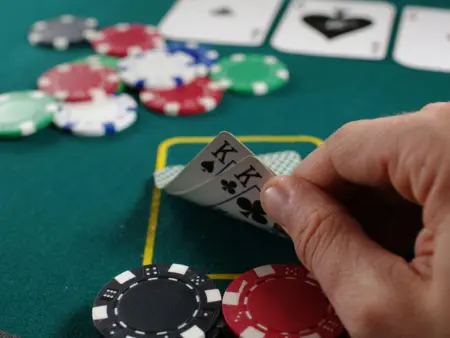 Nettikasinoiden pokerit – monipuolista pelaamista netissä