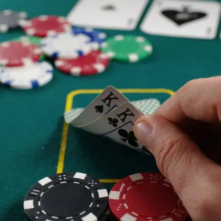 Nettikasinoiden pokerit – monipuolista pelaamista netissä